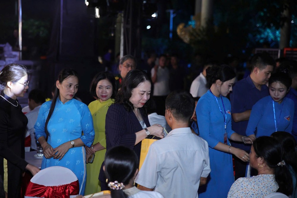 Thắp sáng ngọn nến tri ân tại Nghĩa trang Liệt sĩ Việt - Lào - ảnh 4