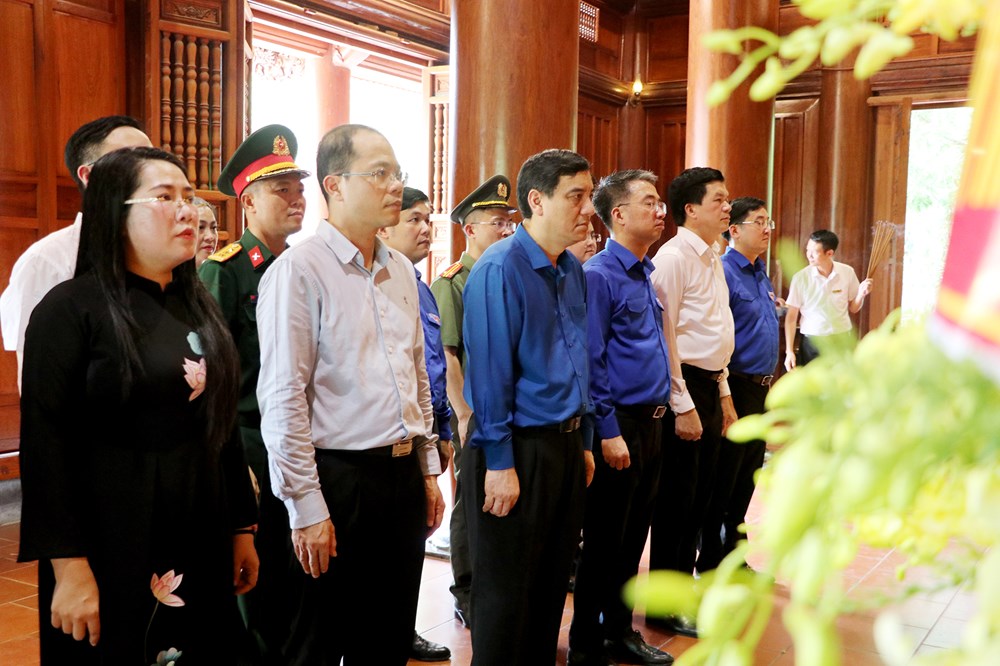 Phó Chủ tịch nước Võ Thị Ánh Xuân dâng hương tưởng niệm các liệt sĩ tại Khu di tích lịch sử quốc gia Truông Bồn - ảnh 3