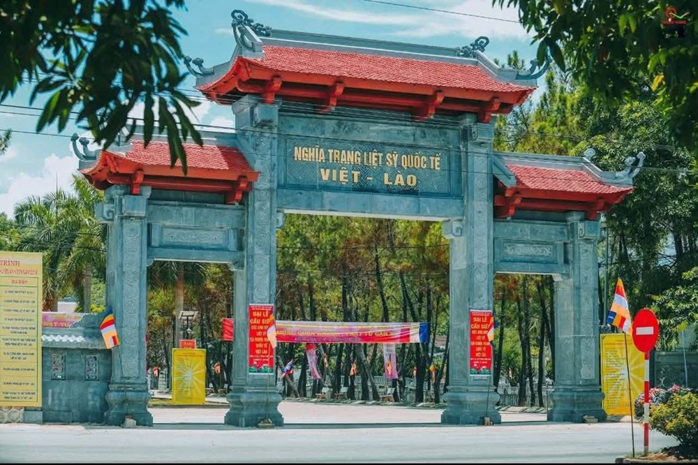 Thắp sáng ngọn nến tri ân tại Nghĩa trang Liệt sĩ Việt - Lào - ảnh 1