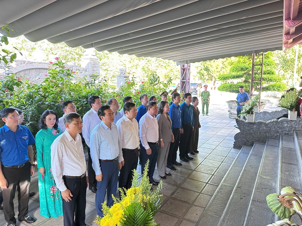 Phó Chủ tịch nước Võ Thị Ánh Xuân dâng hương tưởng niệm các liệt sĩ tại Khu di tích lịch sử quốc gia Truông Bồn - ảnh 1