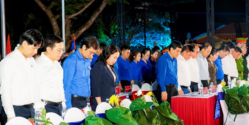 Thắp sáng ngọn nến tri ân tại Nghĩa trang Liệt sĩ Việt - Lào - ảnh 2