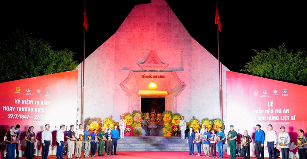 Thắp sáng ngọn nến tri ân tại Nghĩa trang Liệt sĩ Việt - Lào - ảnh 7