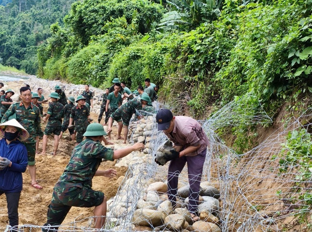 Dựng “lá chắn” chống sạt lở bên dòng Nậm Giải trước mùa mưa lũ - ảnh 2