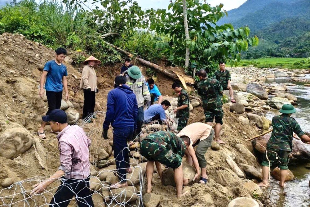 Dựng “lá chắn” chống sạt lở bên dòng Nậm Giải trước mùa mưa lũ - ảnh 4