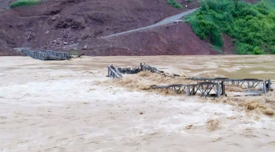 Mưa lũ cuốn trôi cầu tạm, hơn 400 hộ dân vùng biên bị chia cắt - ảnh 2