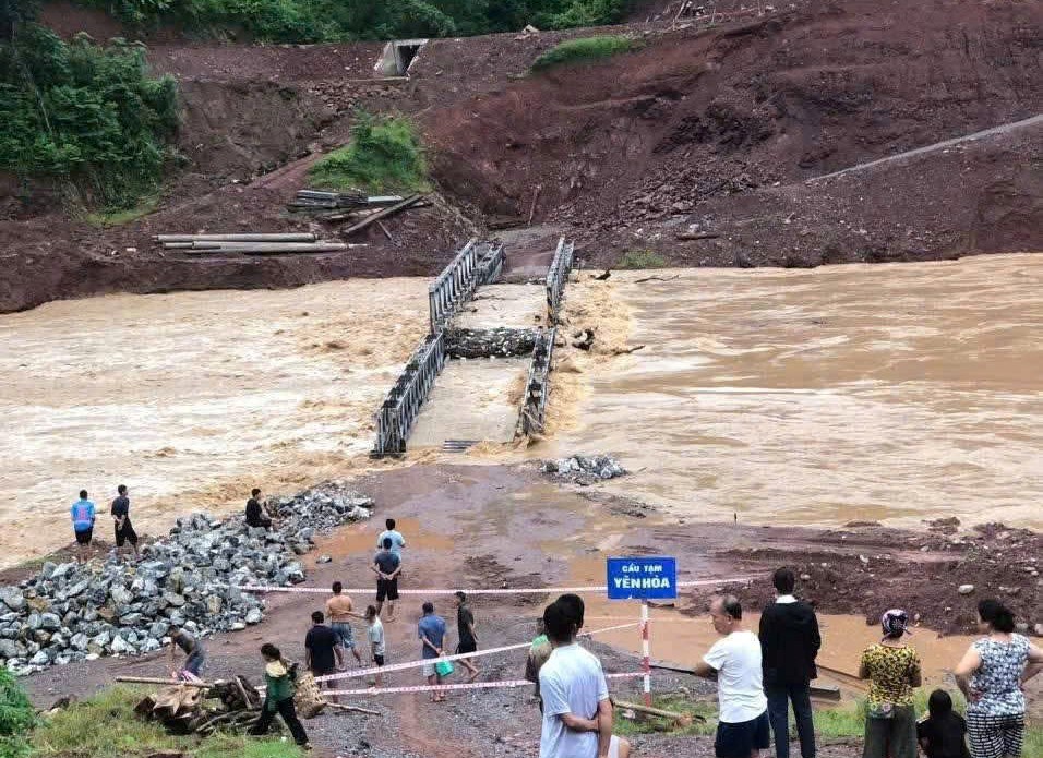 Mưa lũ cuốn trôi cầu tạm, hơn 400 hộ dân vùng biên bị chia cắt - ảnh 1