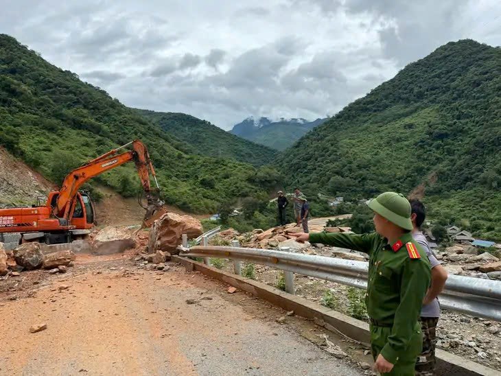 Khẩn trương xử lý sạt lở do mưa lớn trên tỉnh lộ 543D qua xã biên giới Mường Típ - ảnh 3