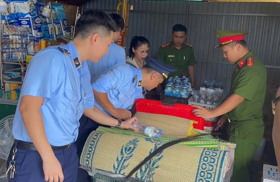 Công an làm việc với người phụ nữ tự đóng nước vào vỏ chai thương hiệu bán trước bệnh viện  - ảnh 1