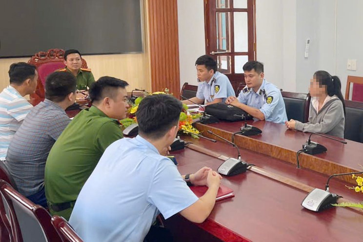Công an làm việc với người phụ nữ tự đóng nước vào vỏ chai thương hiệu bán trước bệnh viện  - ảnh 2