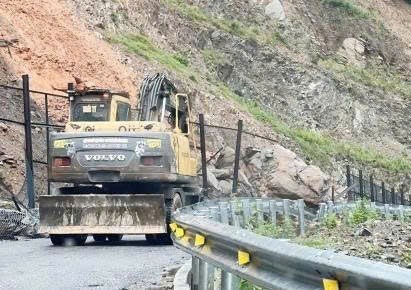 Mưa lớn gây chia cắt nhiều bản làng ở miền núi Nghệ An - ảnh 1