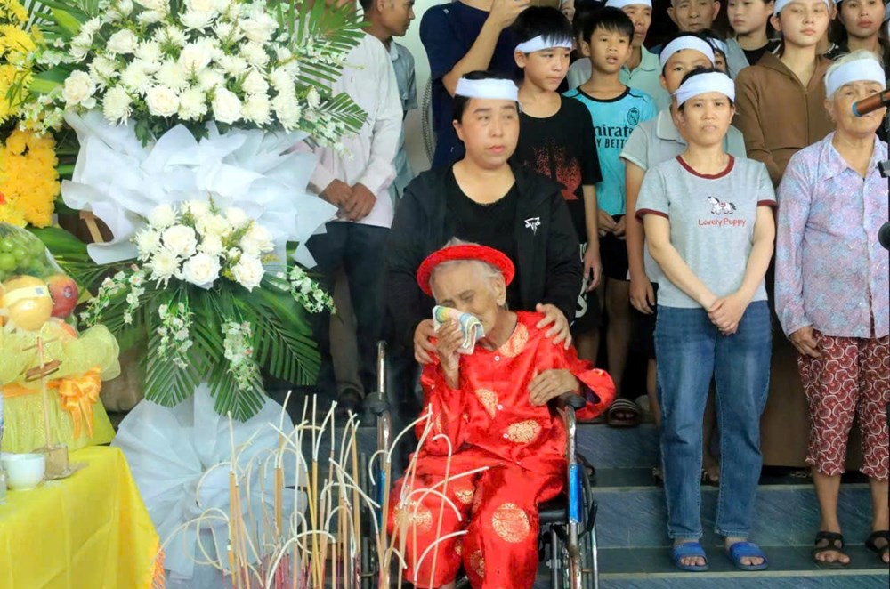 Mẹ liệt sĩ 104 tuổi nghẹn ngào đón con trở về sau 45 năm chờ đợi - ảnh 2