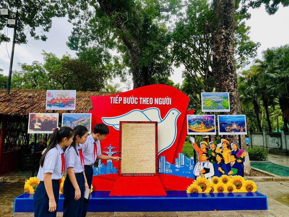 Dòng người nối nhau về quê Bác dịp Tết Độc lập - ảnh 6