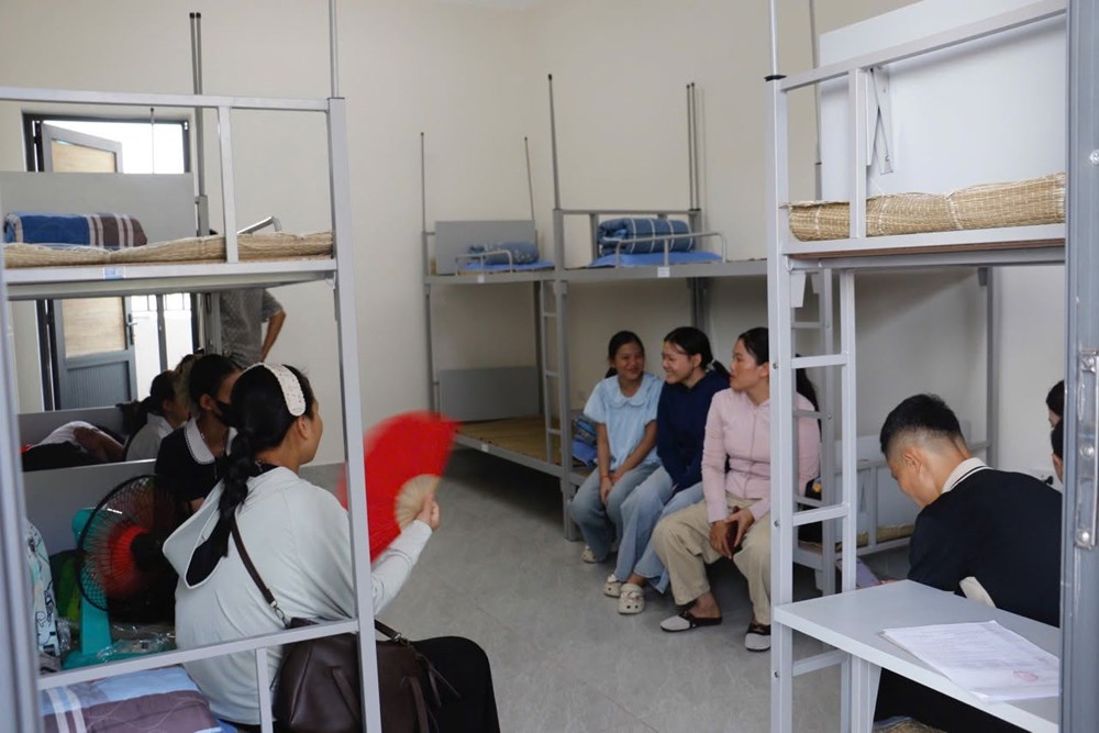 Vượt núi đến trường, học sinh vùng khó khăn háo hức ngày nhập học - ảnh 3