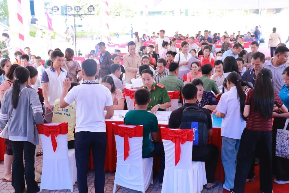 Vượt núi đến trường, học sinh vùng khó khăn háo hức ngày nhập học - ảnh 2
