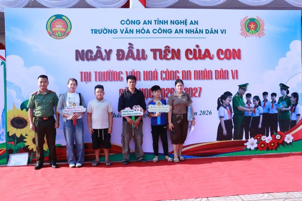 Vượt núi đến trường, học sinh vùng khó khăn háo hức ngày nhập học - ảnh 4