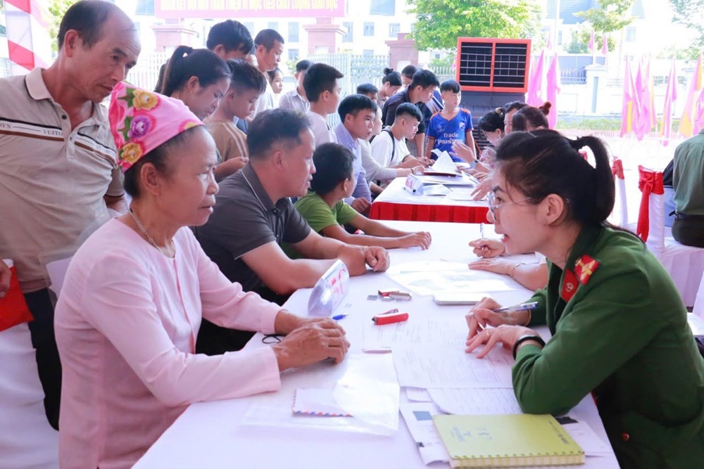 Vượt núi đến trường, học sinh vùng khó khăn háo hức ngày nhập học - ảnh 1