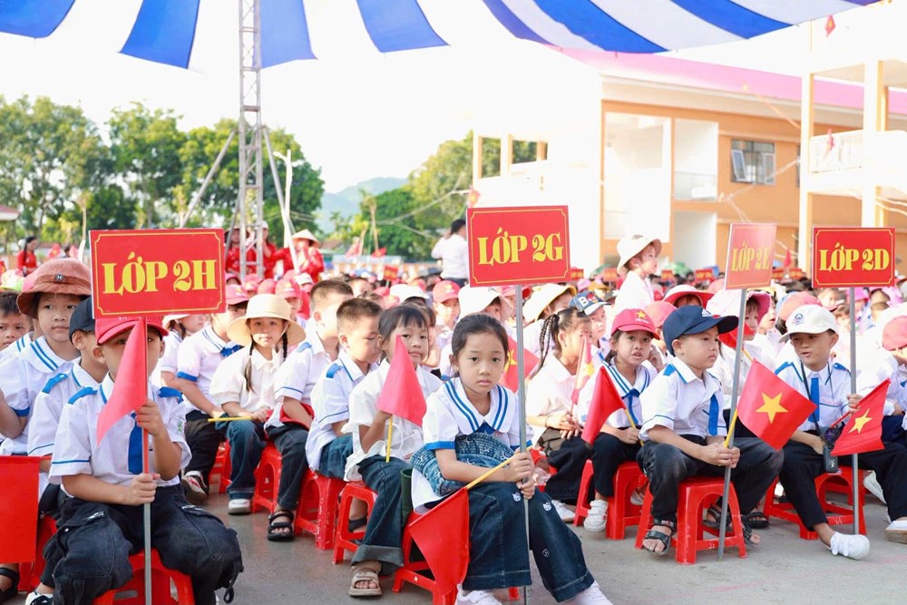 Hơn 14.000 học sinh vùng biên Nghệ An khai giảng trong những trường nội trú mới - ảnh 4