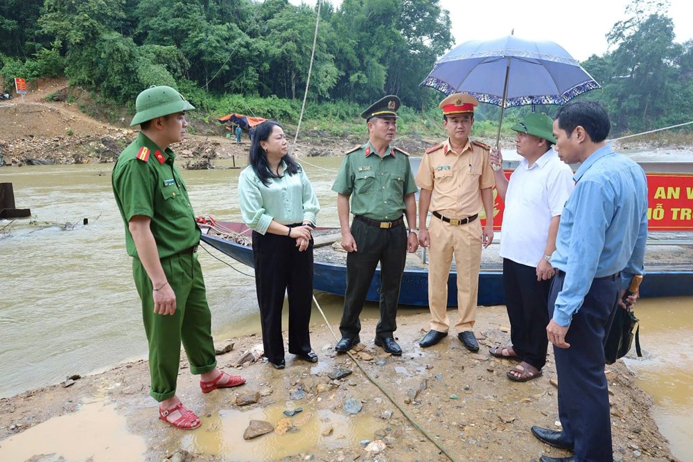 Đưa phà vào phục vụ người dân vùng cao Nghệ An bị lũ chia cắt - ảnh 2