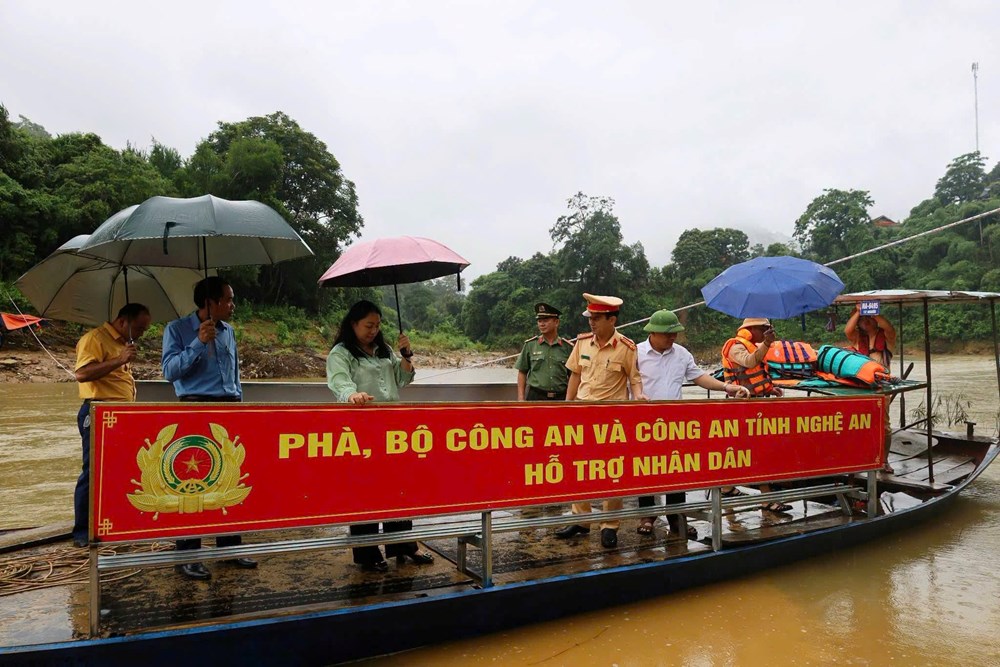 Đưa phà vào phục vụ người dân vùng cao Nghệ An bị lũ chia cắt - ảnh 1