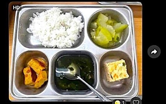 Suất ăn bán trú “khay nhiều, khay ít” tại trường tiểu học gây xôn xao ở Nghệ An - ảnh 2