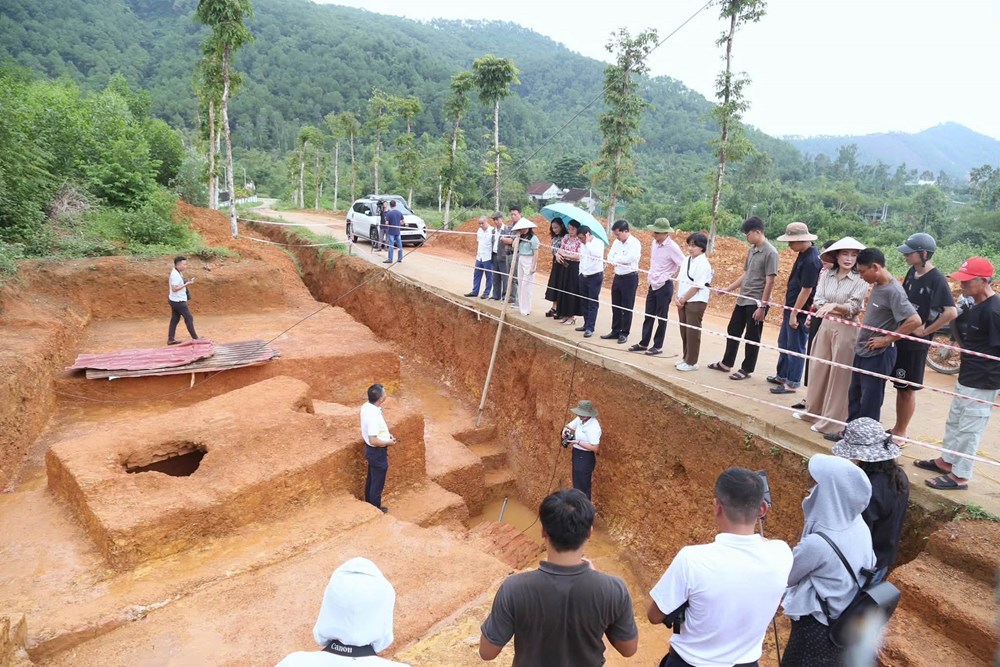Khai quật hai ngôi mộ gạch cổ, phát hiện nhiều di vật quý - ảnh 1