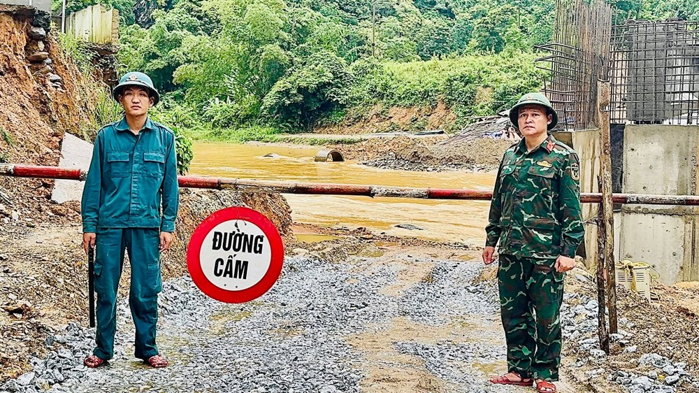 Căng dây đưa người dân vượt lũ đi cấp cứu trong đêm - ảnh 3