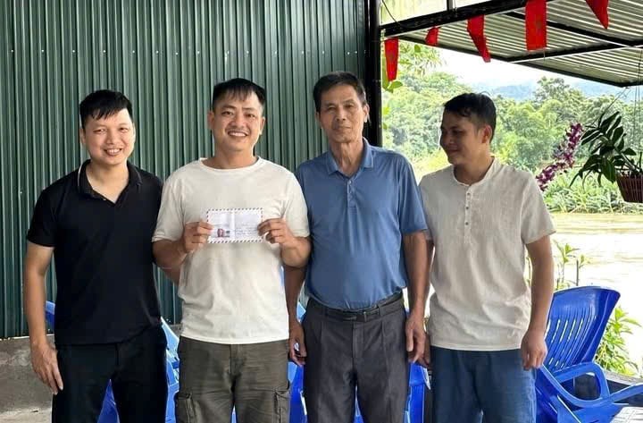 Không ngại hiểm nguy, chủ quán cà phê lao xuống dòng lũ cứu người - ảnh 3