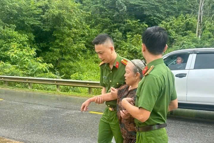 Không ngại hiểm nguy, chủ quán cà phê lao xuống dòng lũ cứu người - ảnh 2