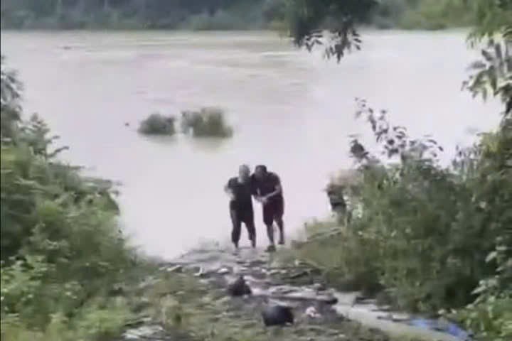 Không ngại hiểm nguy, chủ quán cà phê lao xuống dòng lũ cứu người - ảnh 1