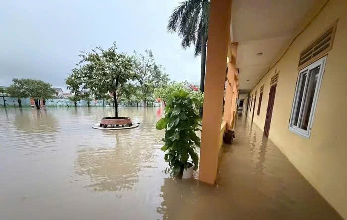 Mưa lũ chia cắt, hàng nghìn học sinh Nghệ An nghỉ học - ảnh 2