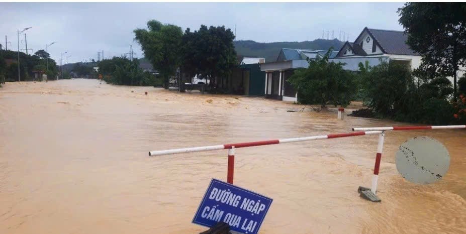 Mưa lũ chia cắt, hàng nghìn học sinh Nghệ An nghỉ học - ảnh 3