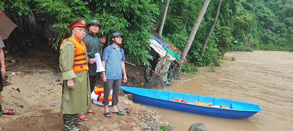 Mưa lũ chia cắt, hàng nghìn học sinh Nghệ An nghỉ học - ảnh 4