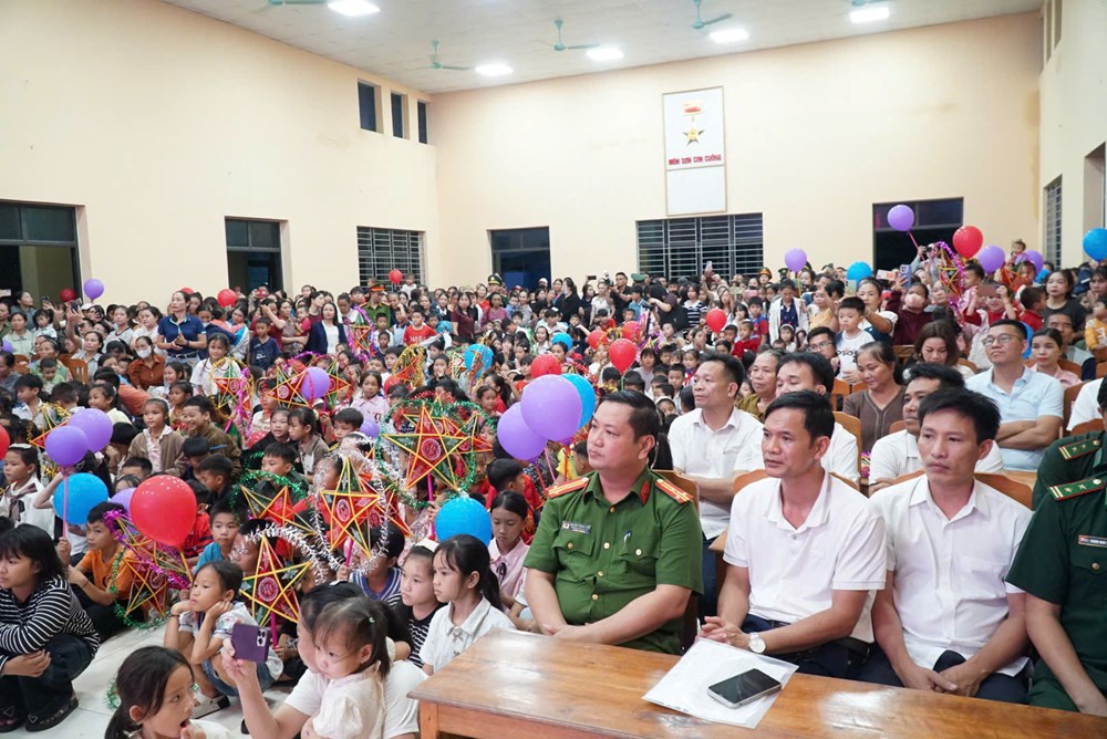 Mang “Vầng trăng yêu thương” đến trẻ em vùng biên - ảnh 1