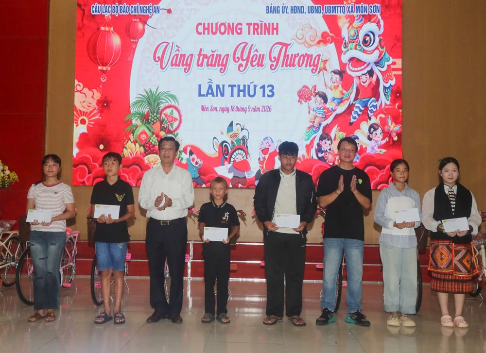 Mang “Vầng trăng yêu thương” đến trẻ em vùng biên - ảnh 5
