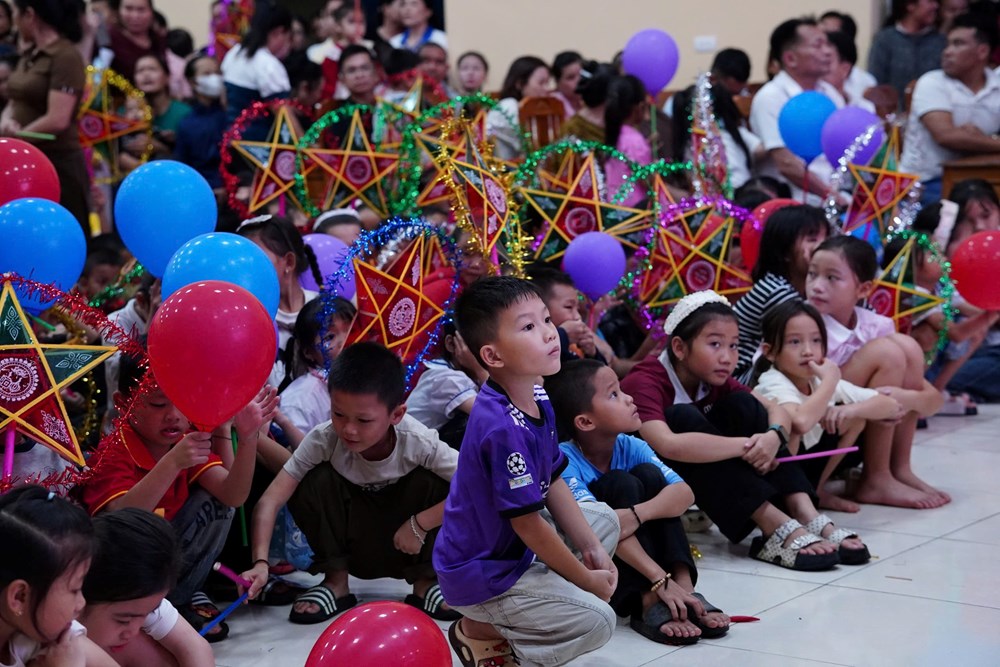 Mang “Vầng trăng yêu thương” đến trẻ em vùng biên - ảnh 2