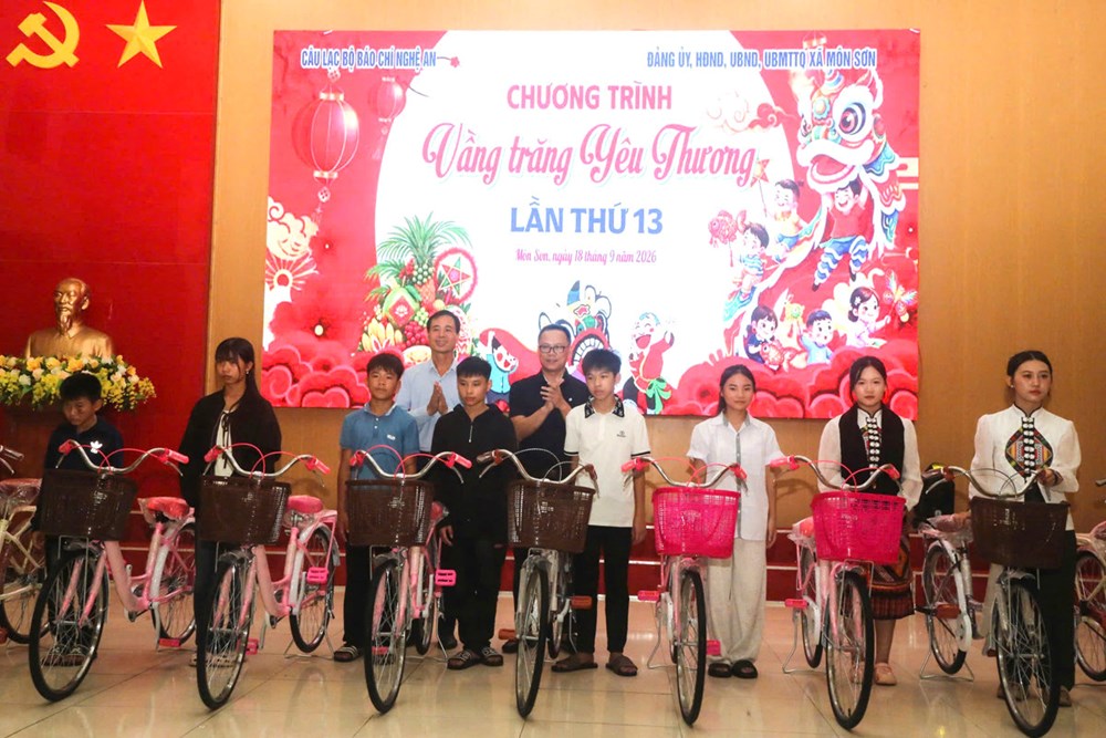 Mang “Vầng trăng yêu thương” đến trẻ em vùng biên - ảnh 4