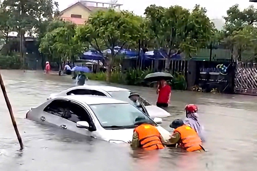 Nghệ An mưa lớn kỷ lục gây ngập sâu, ô tô, xe máy chết máy hàng loạt - ảnh 4