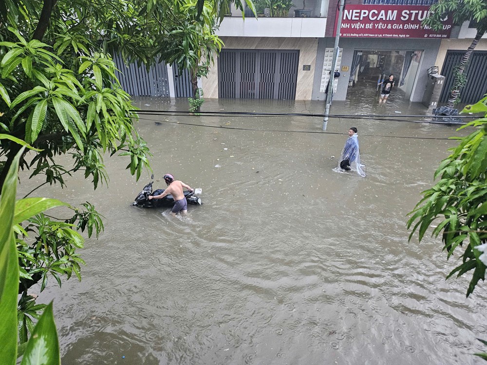 Nghệ An mưa lớn kỷ lục gây ngập sâu, ô tô, xe máy chết máy hàng loạt - ảnh 1