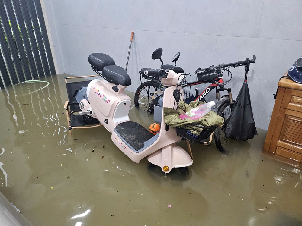 Nghệ An mưa lớn kỷ lục gây ngập sâu, ô tô, xe máy chết máy hàng loạt - ảnh 3