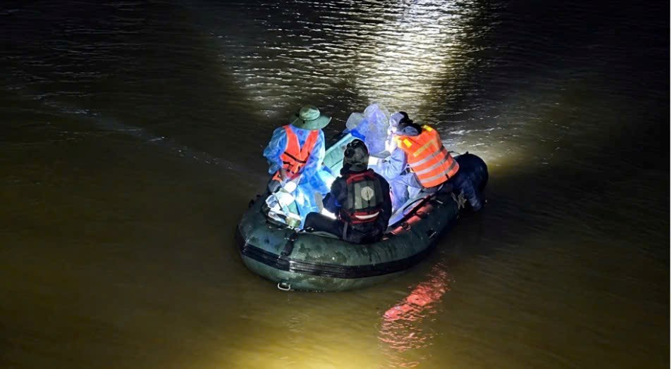 Tìm thấy thi thể người phụ nữ sau vụ lật thuyền trên sông Lam - ảnh 1