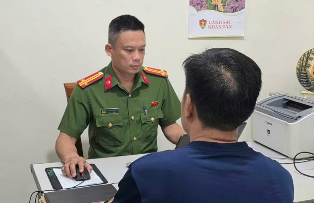 Công an làm việc với người đàn ông lái ô tô bỏ rác bên đường - ảnh 2