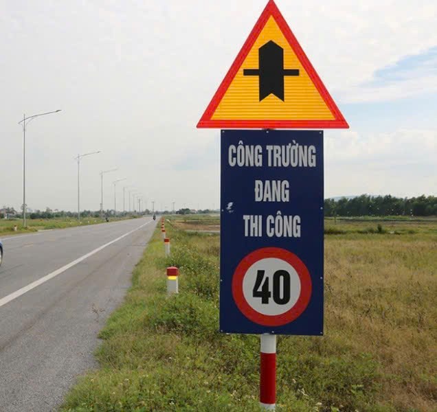 Đề nghị rà soát, dỡ biển 40km/h trên tuyến đường ven biển ở Nghệ An - ảnh 1