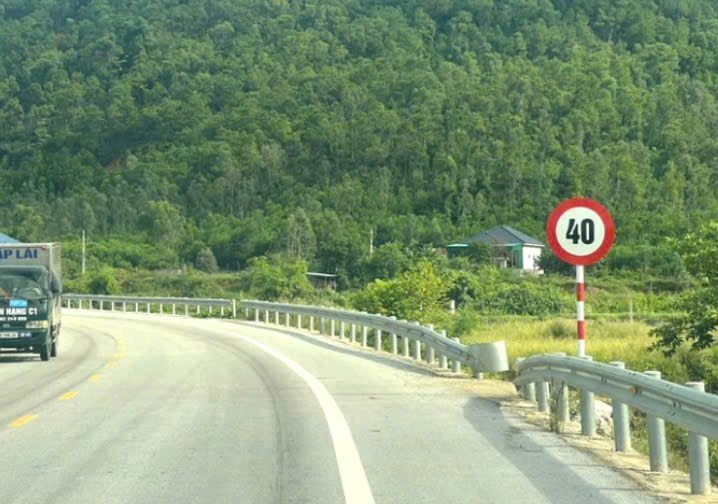 Đề nghị rà soát, dỡ biển 40km/h trên tuyến đường ven biển ở Nghệ An - ảnh 2
