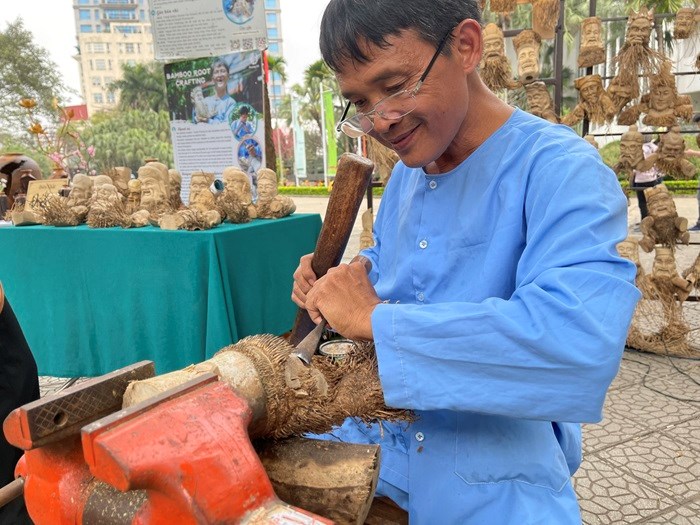 Người nghệ nhân “thổi hồn” cho những gốc tre già - ảnh 1