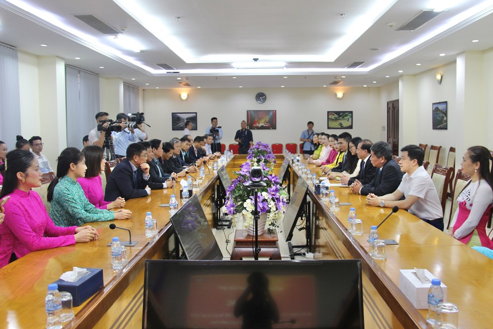 Trao Bằng khen và Kỷ niệm chương tặng Đại sứ quán và Đại sứ VN tại Campuchia - ảnh 6