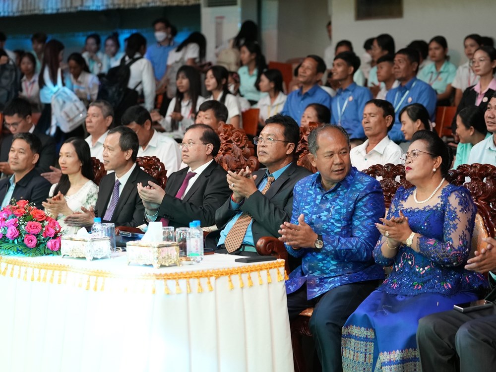 Ấn tượng với chương trình nghệ thuật của đoàn nghệ sĩ Việt Nam tại tỉnh Banteay Meanchey - ảnh 1