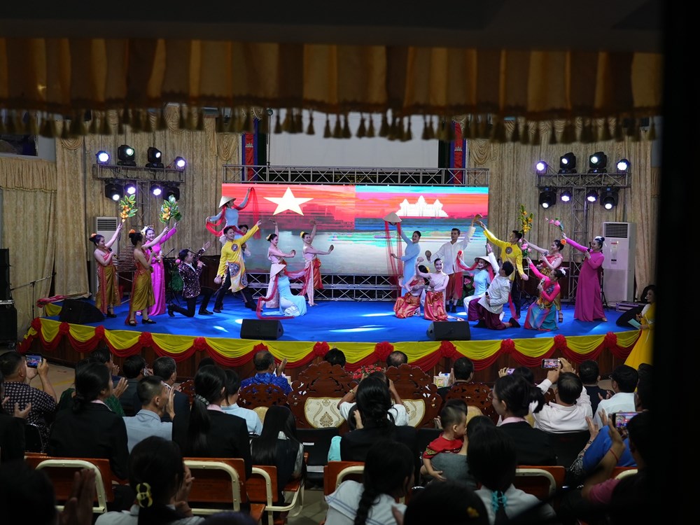 Ấn tượng với chương trình nghệ thuật của đoàn nghệ sĩ Việt Nam tại tỉnh Banteay Meanchey - ảnh 5