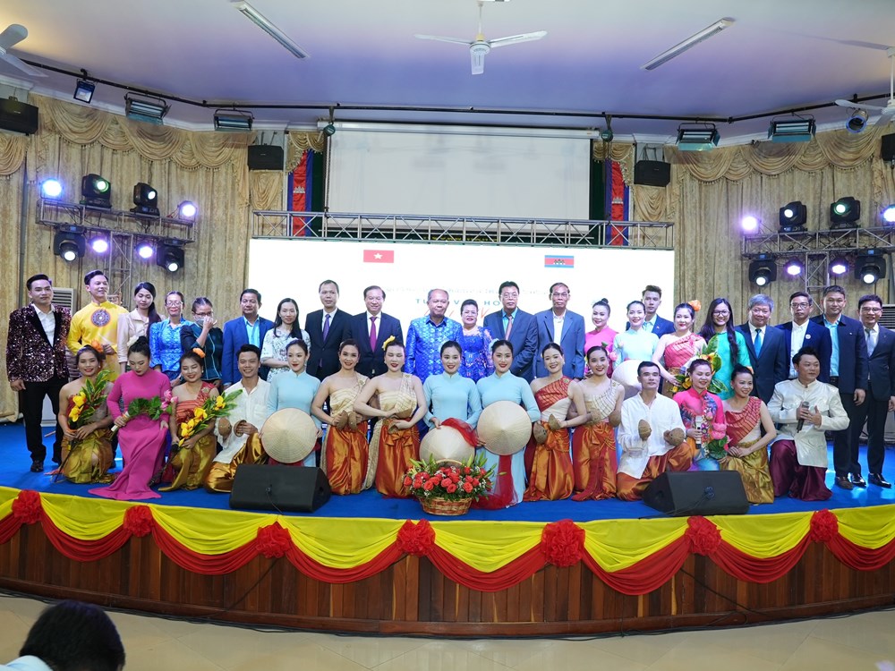 Ấn tượng với chương trình nghệ thuật của đoàn nghệ sĩ Việt Nam tại tỉnh Banteay Meanchey - ảnh 12