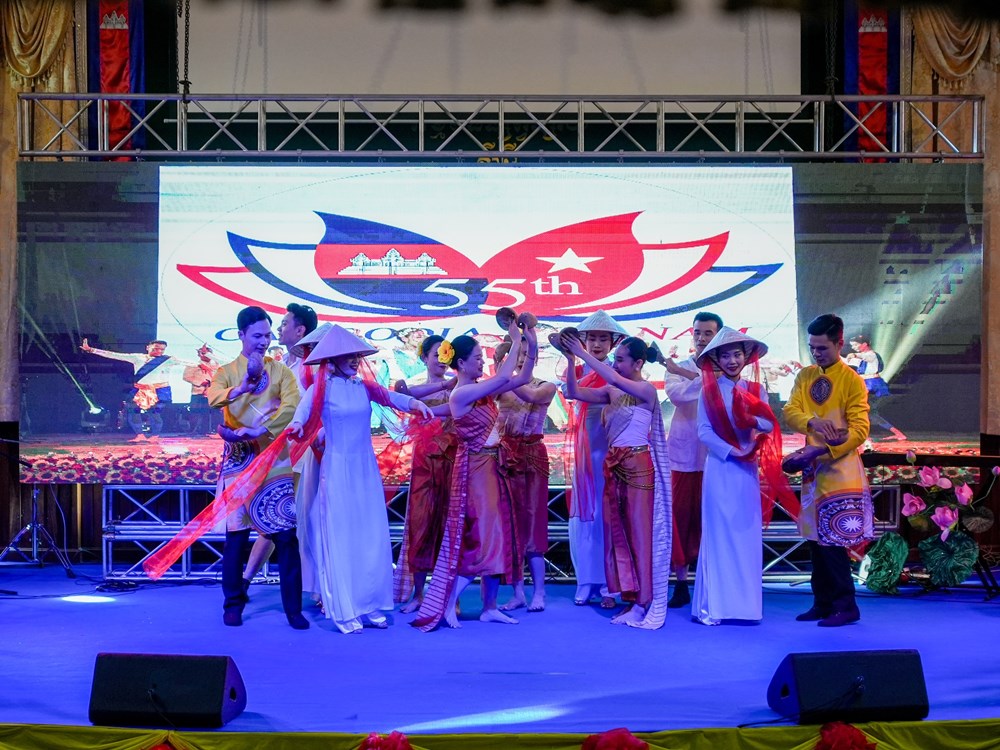 Ấn tượng với chương trình nghệ thuật của đoàn nghệ sĩ Việt Nam tại tỉnh Banteay Meanchey - ảnh 10