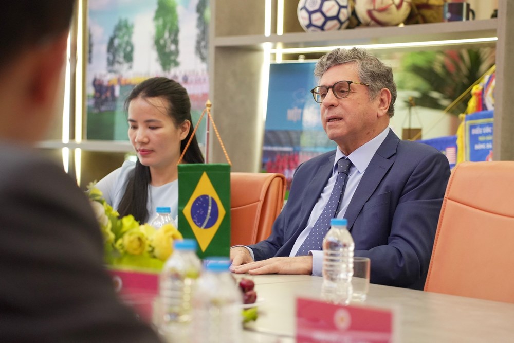 Đại sứ Brazil thăm và làm việc với CLB Công an Hà Nội - ảnh 1